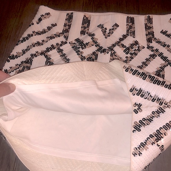 Express sequined mini skirt in white, black & silver, fully-lined interior - Picture 3 of 7